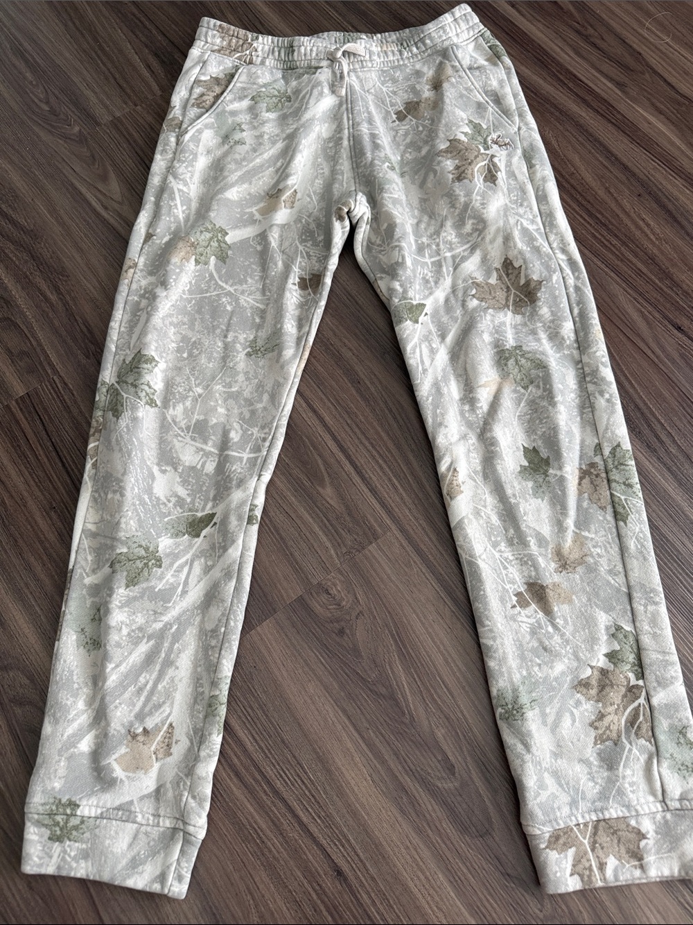 Boy’s Abercrombie Sweatpants Leaf-Print/Hunting Joggers in Light Gray Size 15/16